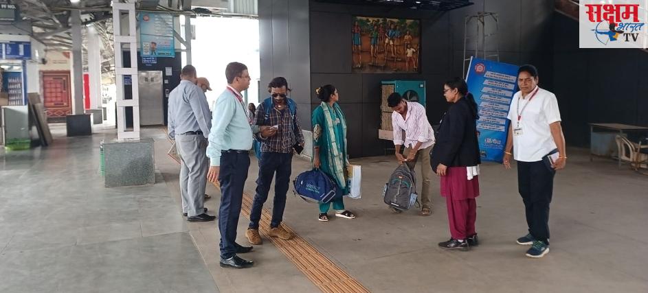 बिना टिकट यात्रा के विरुद्ध राजनांदगांव स्टेशन में चला “नाका टिकट चेकिंग अभियान”