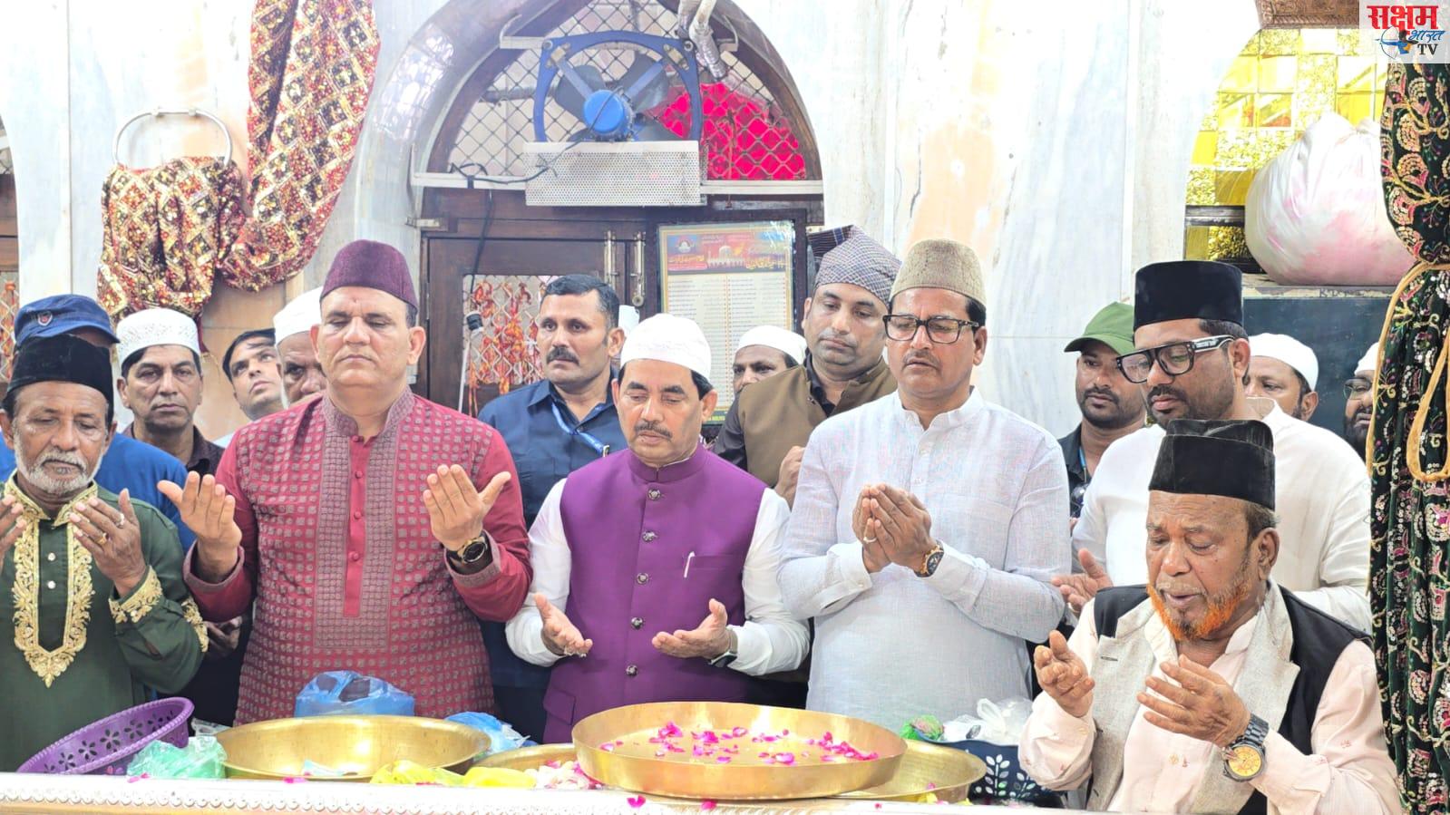 पूर्व केंद्रीय मंत्री शाहनवाज हुसैन ने ताजबाग़ में पेश की चादर