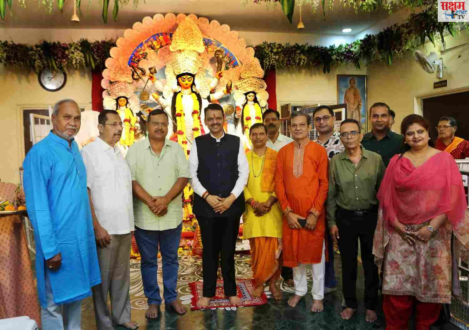 धंतोलीच्या दुर्गापूजा मंडपात मुख्यमंत्री देवेंद्र फडणवीस यांनी घेतले दुर्गादेवीचे दर्शन